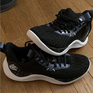 Under Armour Black and White Athletic Shoes
Curry 10 Basketball shoes